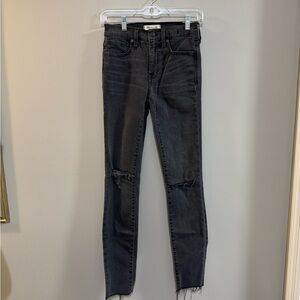 Women's Madewell 9" High Rise Skinny Black Distressed Jeans. Size 24T